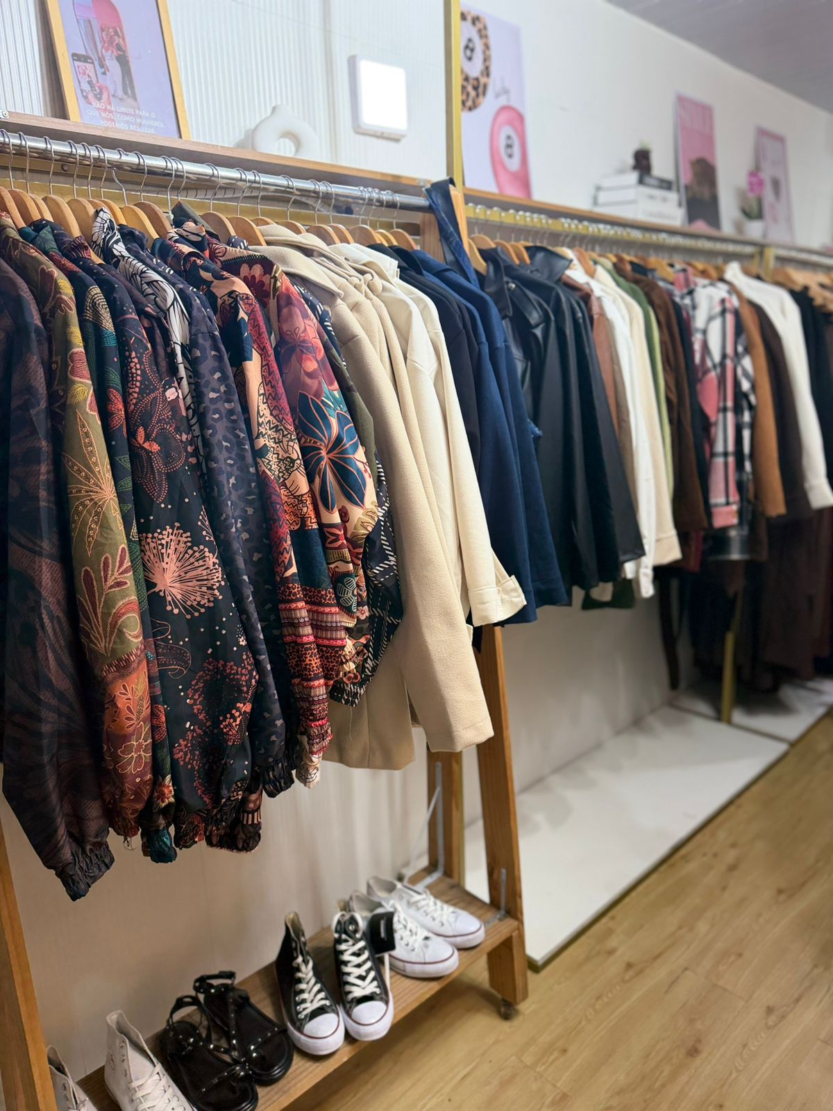 Looks estampados e alfaiataria expostos na arara