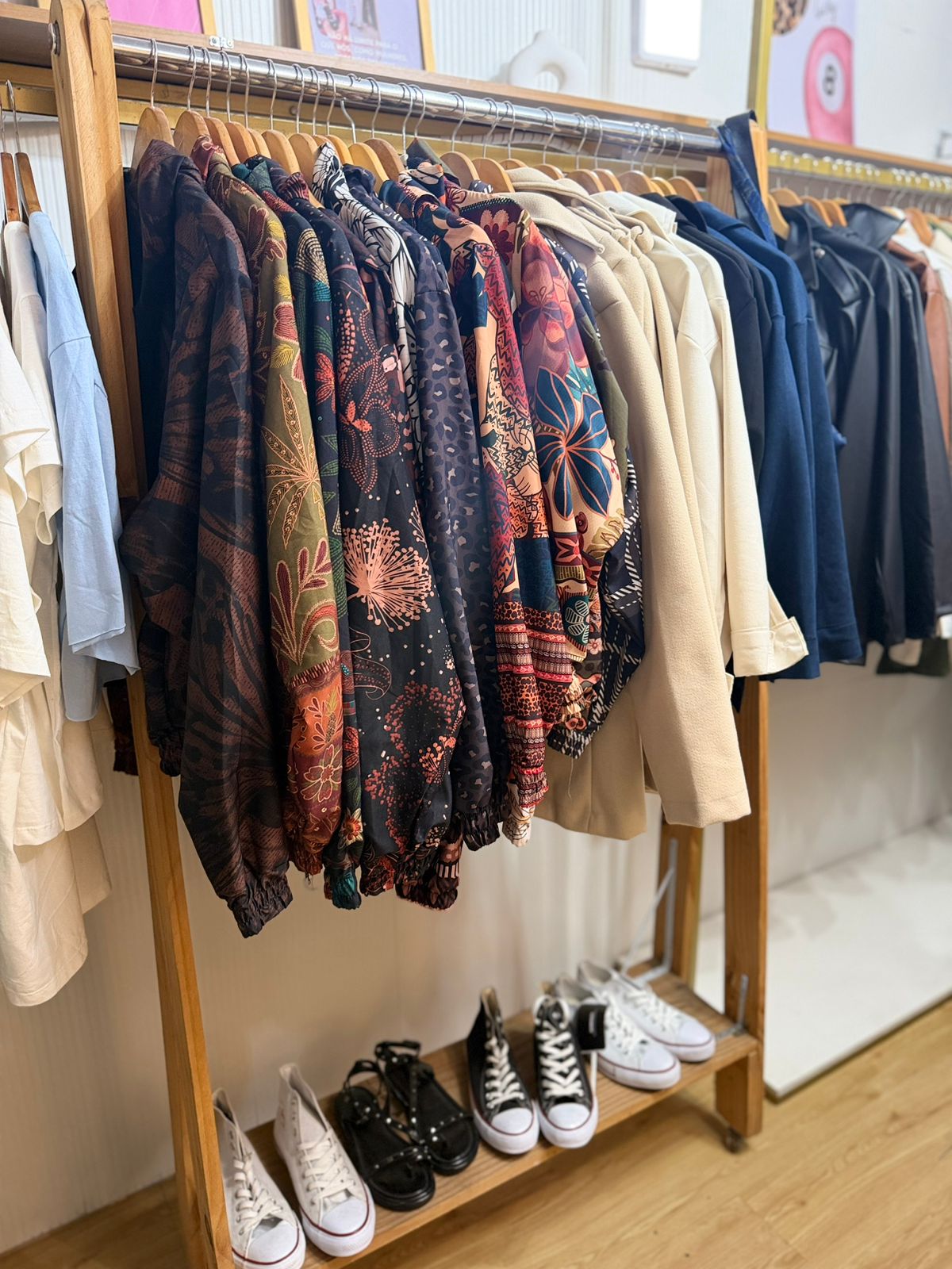 Arara de peças estampadas com tênis e botas na base