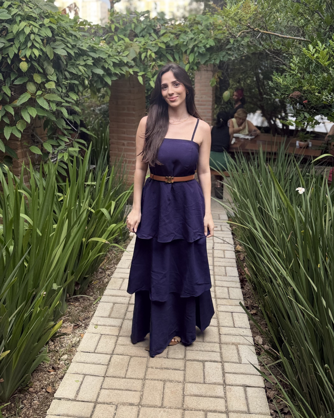 Vestido azul-marinho longo com cinto